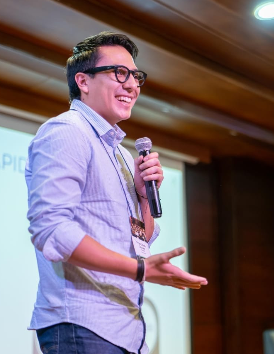 Francisco Vargas presentando con micrófono